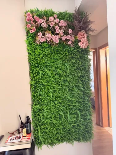 Jardim vertical verde e flores