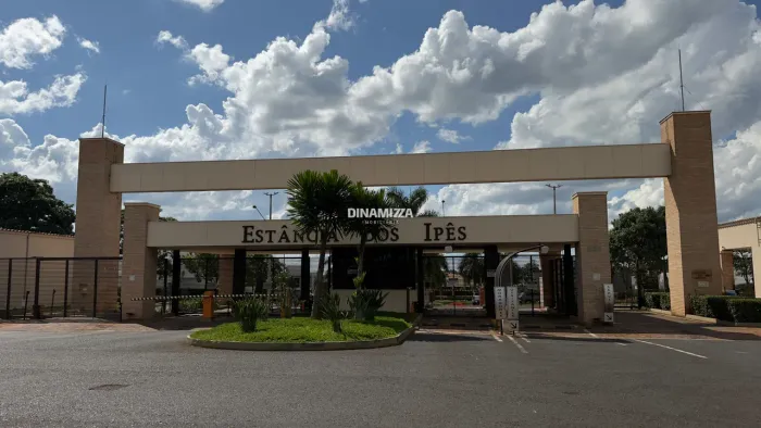 Belíssima casa em um dos melhores condomínios fechados de Uberaba