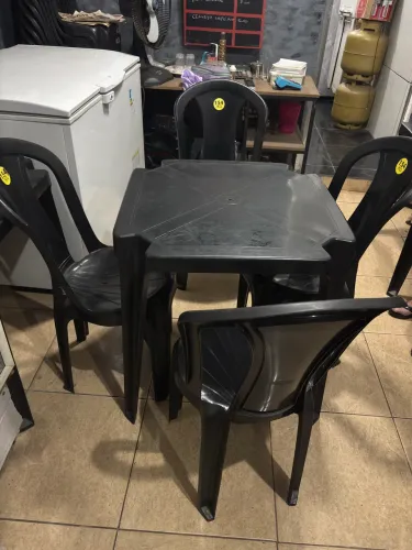Vendo conjunto de mesa e cadeiras