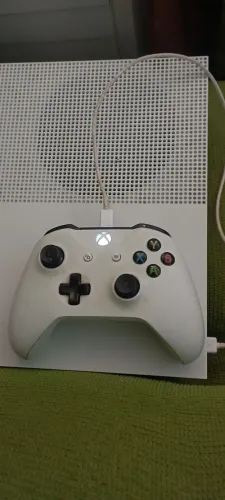 Xbox One S, excelente estado Hd 500gb + 1 controle e cabos (travando na atualização)