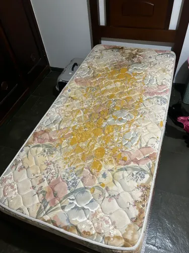 Colchão solteiro usado
