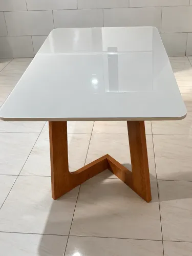Vendo mesa com tampo de vidro sem detalhes