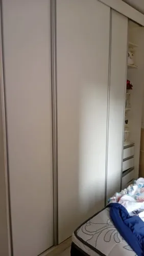 Vendo esse guarda roupa e um painel de tv o guarda roupa já está desmontado 
