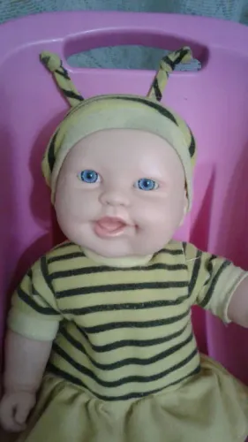 Bebê com cadeirinha usada leia