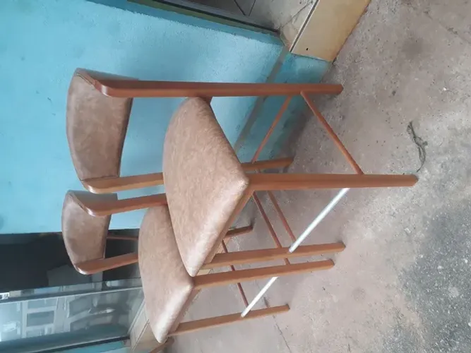 Banquetas em madeira maciça