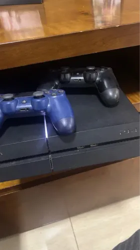 PS4 com 2 manetes sem fio