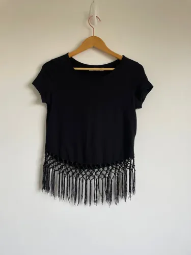 Camiseta cropped preta tam M com franjas Endles