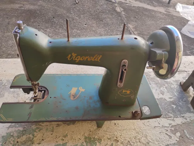 Máquina de Costura Vigorelli Vintage sem teste