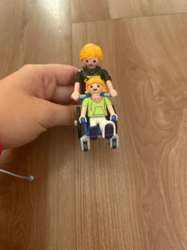 Playmobil menina cadeirante