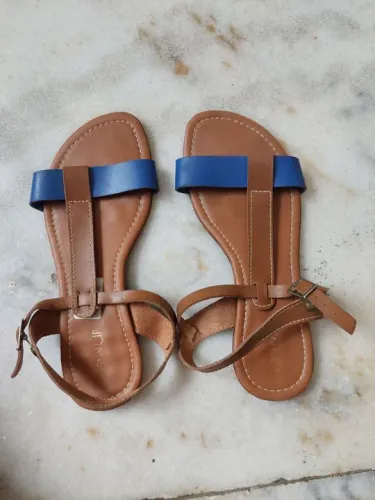 Sandálias marrom e azul