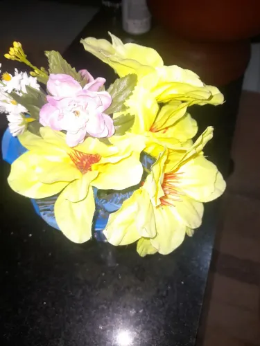 Arranjo de flores artificiais para decoração