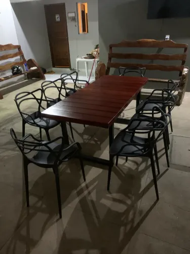 Mesa ripada com base em metalon