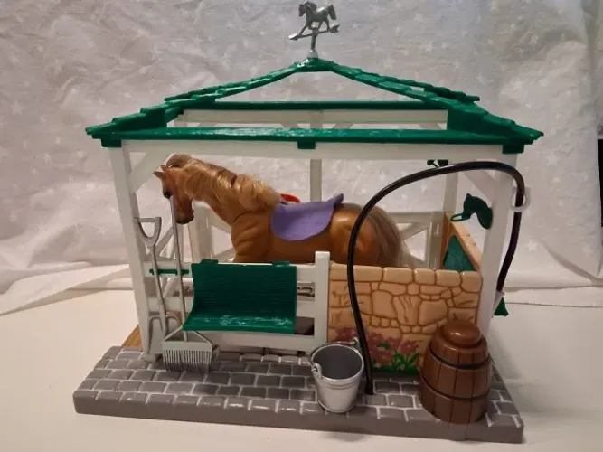 Estabolo de brinquedo da coleção Graund Champions com o cavalo