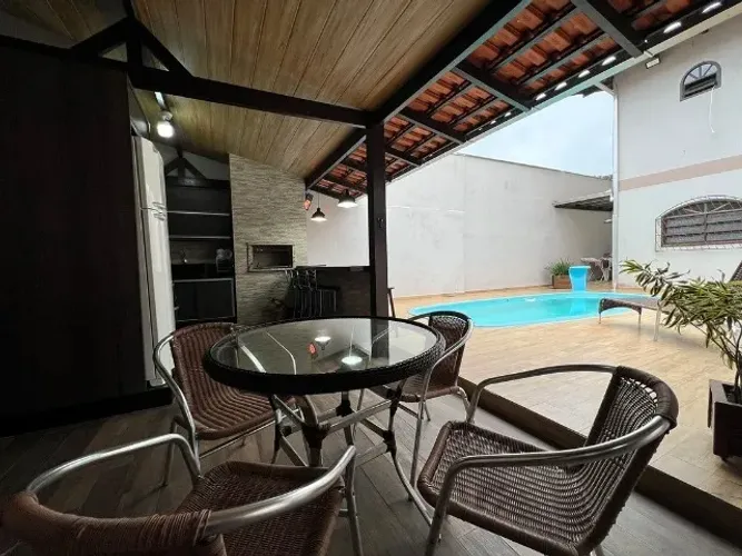 SOBRADO COM TRÊS SUÍTES E PISCINA NO ITAUM