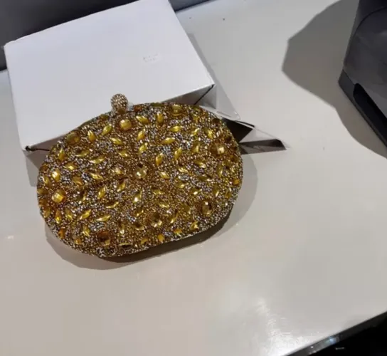 Bolsa dourada com pedrarias
