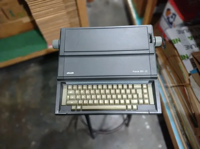 Máquina de Escrever Olivetti Praxis 201-II
