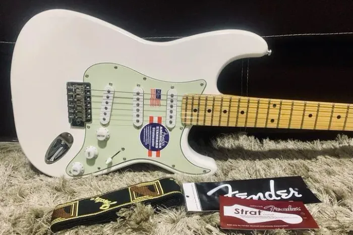 Guitarra Fender Stratocaster Olympic White - Nova - Leia toda a descrição