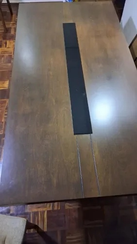 Vendo mesa e cadeiras conservadas, Casa Barroco, cor escura, tamanho 2mx1. Valor pix 4000