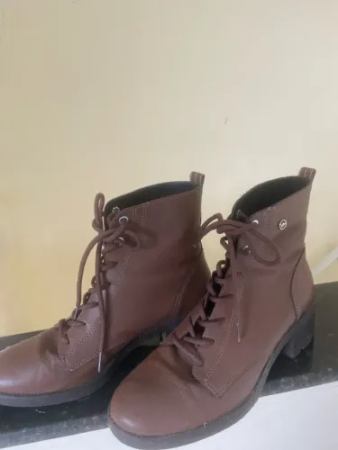 Botas Femininas de Couro Marrom - Conforto e Estilo