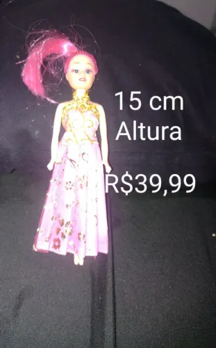 Boneca com cabelo rosa e vestido