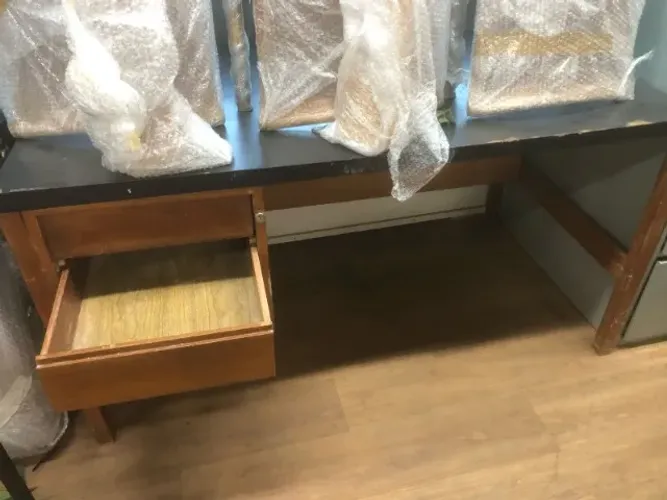 Mesa de madeira com tampo preto e 3 gavetas