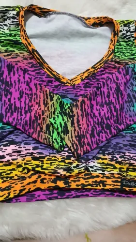 Blusa curta oncinha colorida com manga longa.