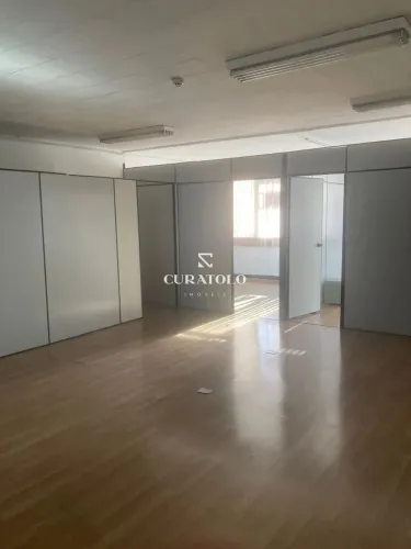 Oportunidade de Negócio: Sala comercial pronta à venda na República, na frente do Metrô An