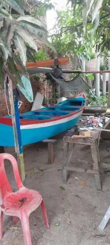 Canoa feita de madeira bem reforçada 