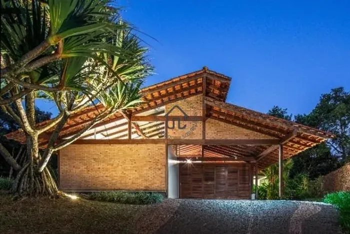 Casa à venda no Condomínio Granja Viana.