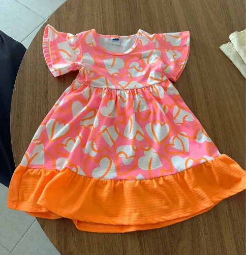 Vestido infantil estampa de corações coral