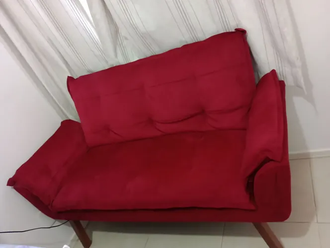 Sofá de 2 lugares vermelho