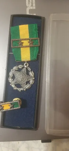 Medalha militar com fita e caixa