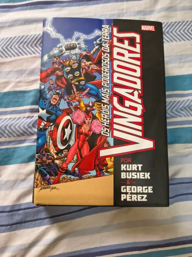Omnibus Os Vingadores de Kurt Busiek e George Perez