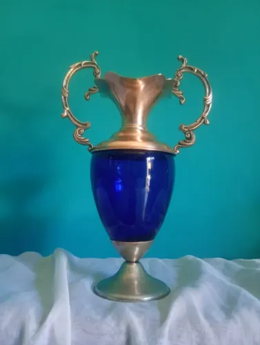 Antiga ânfora em metal com banho de prata e vidro azul cobalto