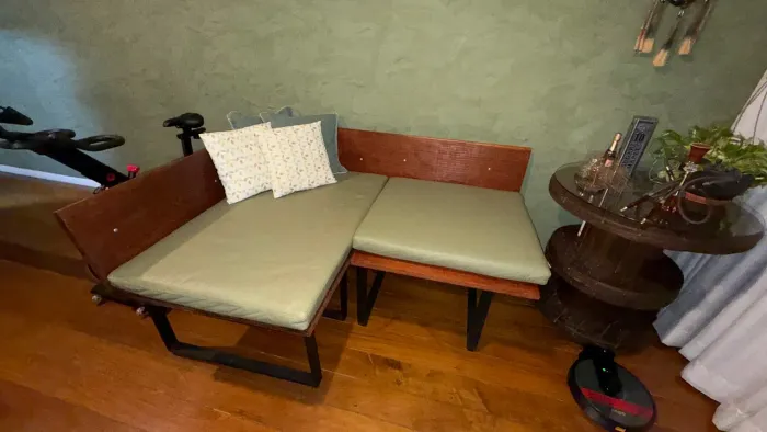 Sofá em L Madeira Maciça com estofado