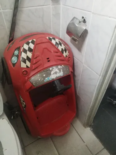 Carrinho grande pedal infantil.
