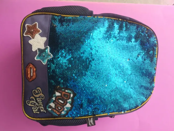 Mochila Mágica com Paetês Azul e Detalhes Charmosos