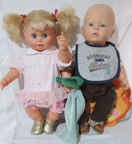 Casal de bonecos grandes corpo de plástico, cabeça e membros em vinil 