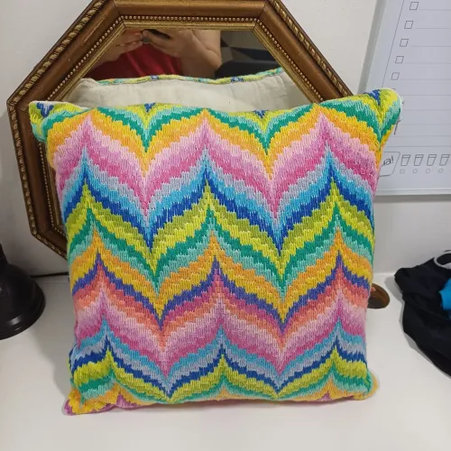 2ALMOFADAS EM TAPEÇARIA COM ENCHIMENTO BORDADO A MÃO POR ARTESÃ NORDESTINA.