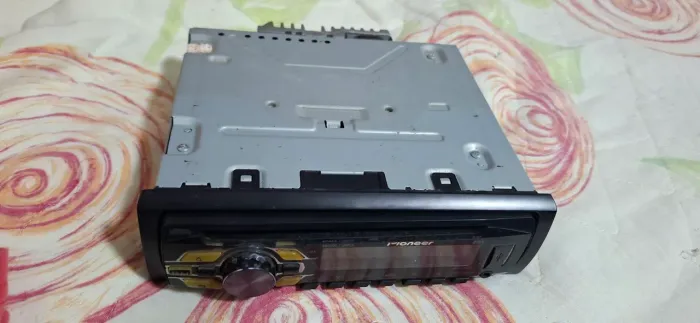 CD Player Pioneer DEH-2450UB com saída Subwoofer