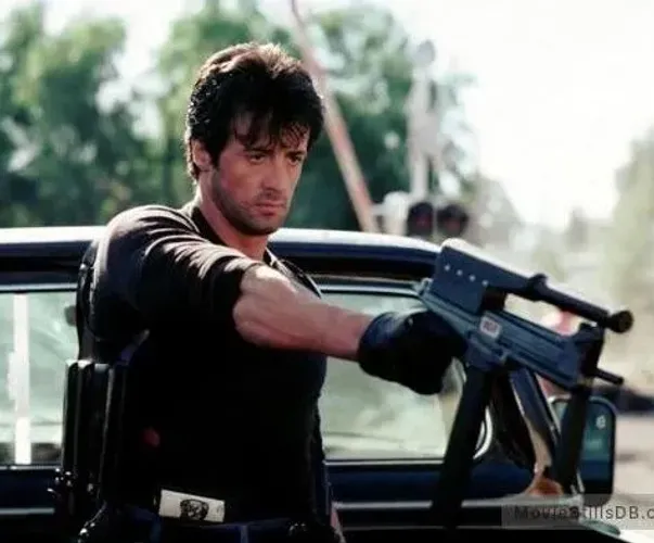 Sylvester Stallone Cobra Jatimatic SMG em 3D para Decoração