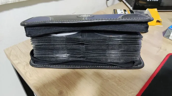 Pasta organizadora para 80 CD's ( Com 80 CD's de placas mães diversas )
