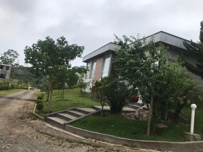 Casa com condomínio em Suzano. Aceita permuta.