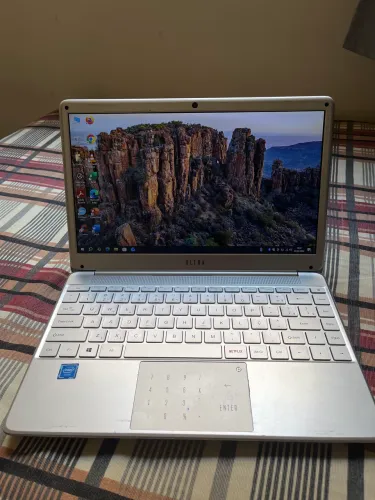 Notebook laptop Ultra - uma porta USB queimada!