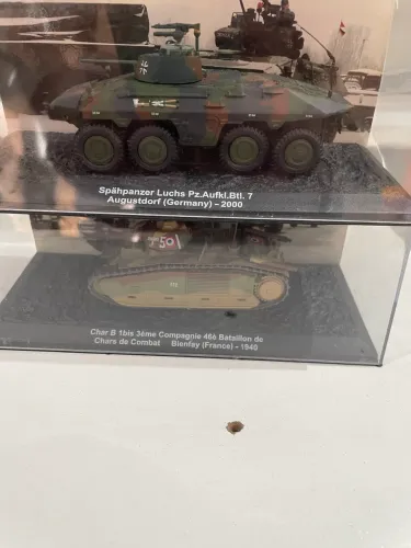 Miniaturas de blindados do exército escala 1/43