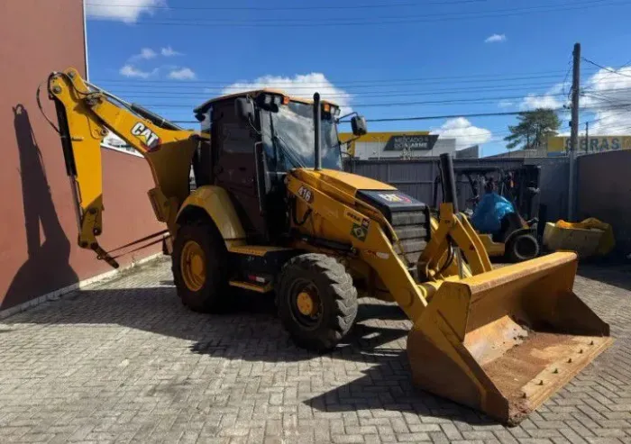 Retroescavadeira Caterpillar 4x4 2025
