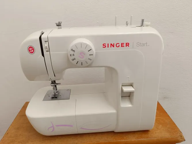 Máquina de costura Singer start - vai com móvel, cabideiro e suportes multiuso