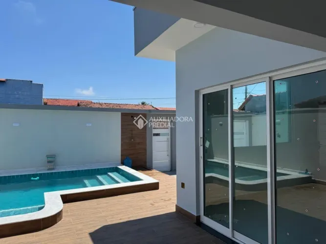 Casa nova com piscina a apenas 70 metros da praia em Itanhaém