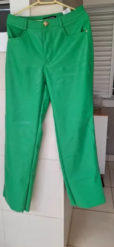 Calça de couro fake marca lança perfume