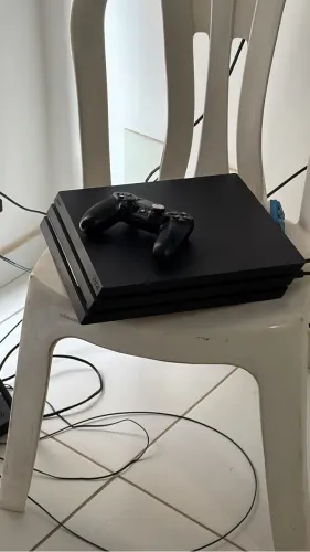PS4 PRO 1TB +2 controles